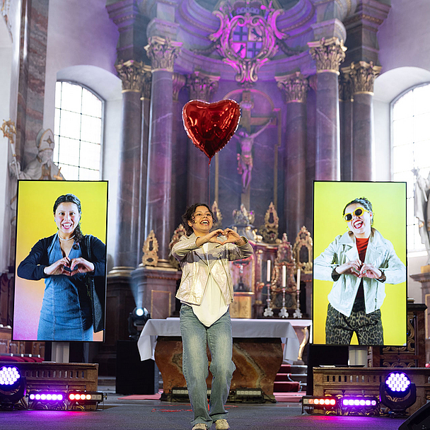 Die Musicaldarstellerin Debora Ochoa performt bei der Inszenierung in der Hessentagskirche 
