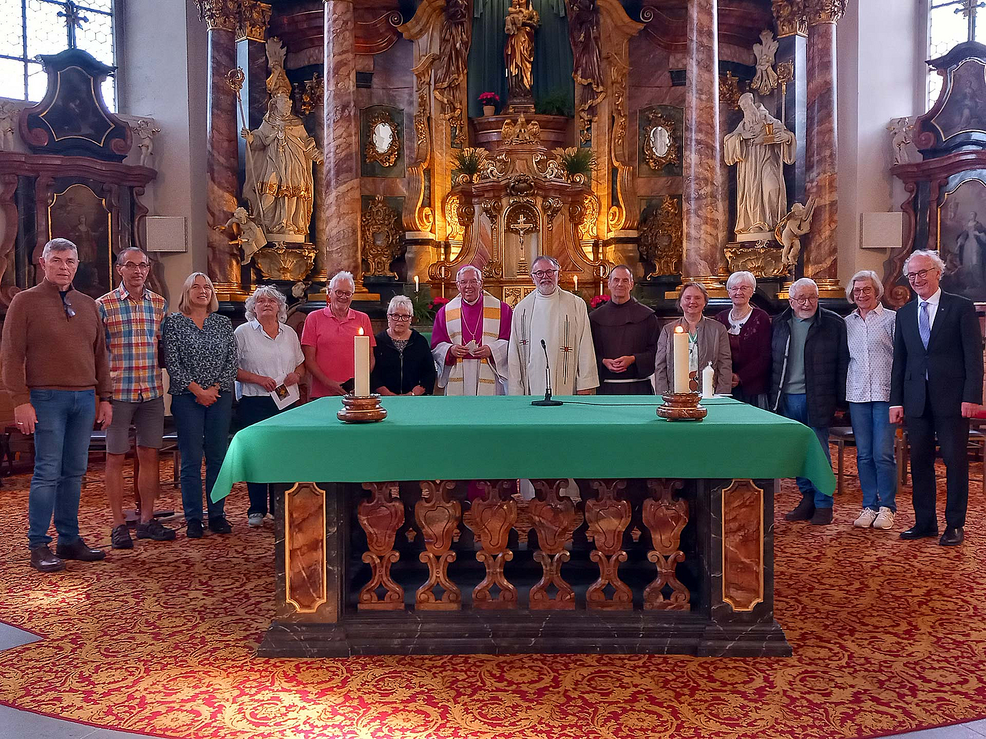 Die Retzbachwallfahrer nach der Dankandacht am Altar der Franziskanerkirche auf dem Frauenberg in Fulda. Die Retzbachwallfahrer nach der Dankandacht am Altar der Franziskanerkirche auf dem Frauenberg in Fulda. Gerda Mattern (vierte von rechts), in der Mitte Weihbischof Prof Dr. Karlheinz Diez und Pfarrer Karl Josef Gruber.