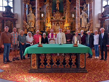 Die Retzbachwallfahrer nach der Dankandacht am Altar der Franziskanerkirche auf dem Frauenberg in Fulda. Gerda Mattern (vierte von rechts), in der Mitte Weihbischof Prof Dr. Karlheinz Diez und Pfarrer Karl Josef Gruber.