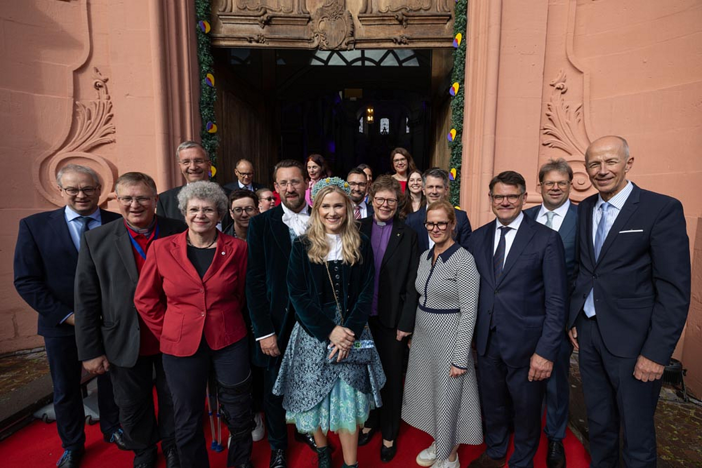 Zahlreiche Gäste aus Gesellschaft, Kirche und Politik waren zur Eröffnung der Hessentagskirche gekommen, so auch Ministerpräsident Boris Rhein (3.v.r.) mit seiner Frau Tanja Raab-Rhein (4.v.r.), Staatsminister Armin Schwarz (r., Hessisches Kultusministerium, ), Oberbürgermeister Dr. Heiko Wingenfeld (2.v.r.) und dem Fuldaer Hessentagspaar Vera und Max Dudyka (6. und 7. v.r.). Die Gäste wurden von Bischöfin Dr. Beate Hofmann (5.v.r., EKKW), Bischof Dr. Michael Gerber (2.R.1.v.l., Bistum Fulda) und Präses Dr. Birgit Pfeiffer (3.v.l., EKHN) sowie weiteren VertreterInnen der drei beteiligten Kirchen in der Stadtpfarrkirche in Fulda begrüßt.