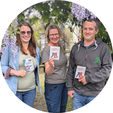 Das Foto zeigt Bea (l.) und Daniel (r.). In der Mitte ist Pfarrerin Sabine Koch zu sehen. Das Foto zeigt Bea (l.) und Daniel (r.). In der Mitte ist Pfarrerin Sabine Koch zu sehen.