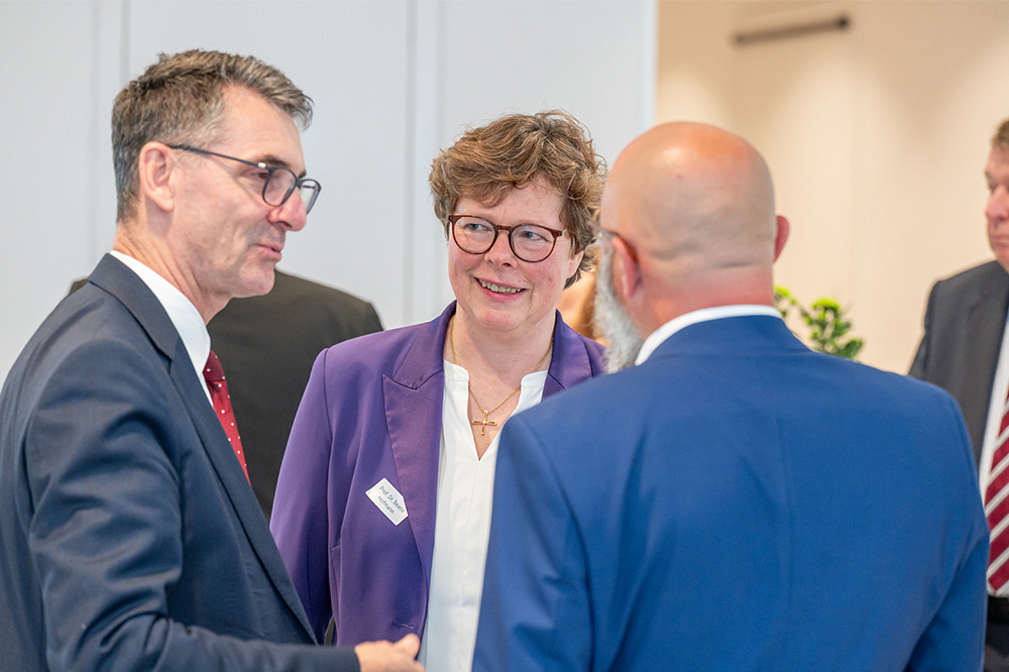 Bischöfin Hofmann im Gespräch mit Bernd Leukert (l.), Mitglied im Vorstand der Deutsche Bank AG, und aeu-Geschäftsführer Peter Friedrich.