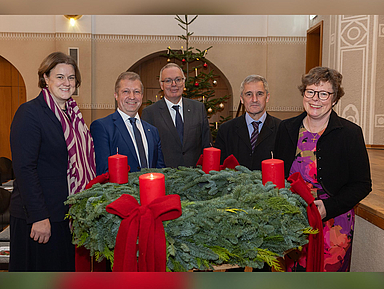 Adventsempfang der EKKW 2025 in Homberg (Efze) Unser Foto zeigt (von links): EKKW-Vizepräsidentin Dr. Katharina Apel, Präses Dr. Michael Schneider, Prälat Burkhard zur Nieden, Gastredner Frank Richter und Bischöfin Dr. Beate Hofmann.