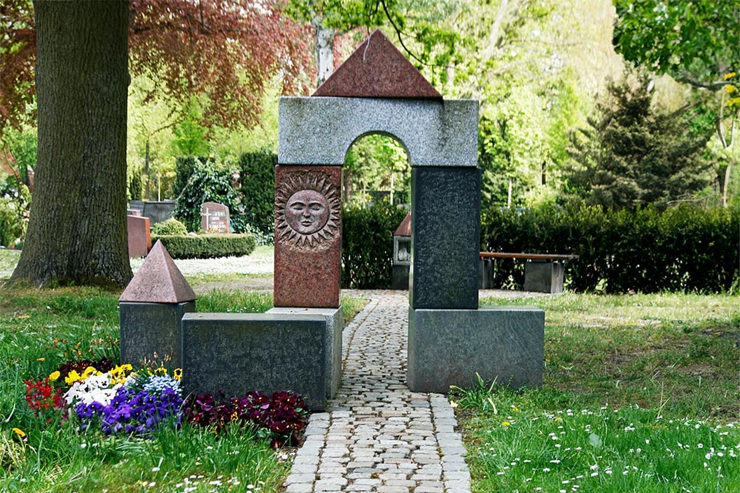 Das Kindergrabmal auf dem Hanauer Hauptfriedhof