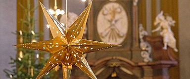 Weihnachtsstern in der evangelischen Stadtkirche in Fritzlar. (Foto: medio.tv/Dellit)