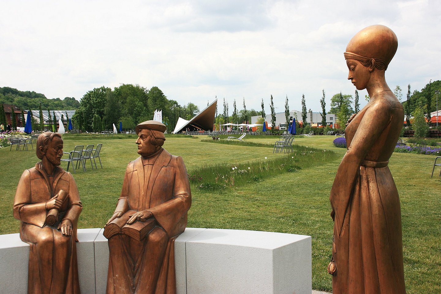 Neben Philipp Melanchthon (l.) und Martin Luther gehört auch die Heilige Elisabeth von Thüringen zur Figurengruppe des Bildhauers Klaus Metz in Schmalkalden. Elisabeth hat für Marburg große Bedeutung.