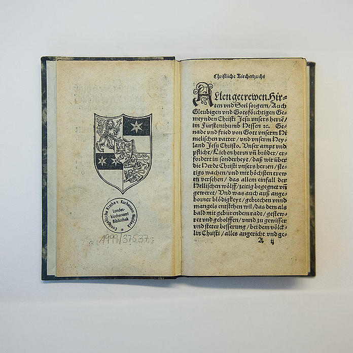 Das Foto zeigt zwei Seiten eines historischen Exemplars der Ziegenhainer Zuchtordnung aus dem Landeskirchlichen Archiv in Kassel