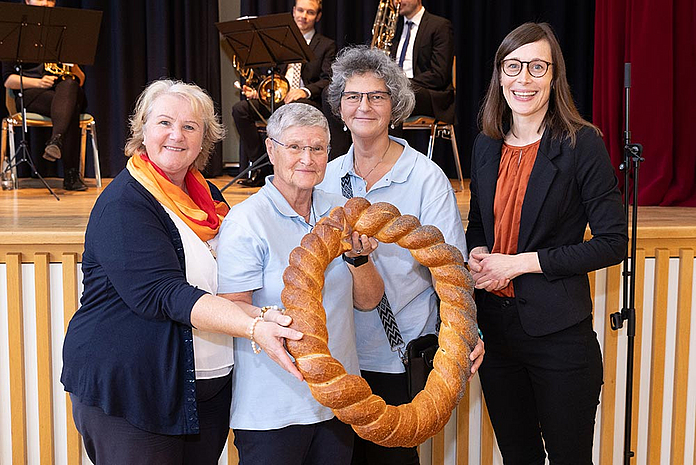 Einer der zwei Sonderpreise ging an das Team der Landesgartenschau "Da blühe ich auf..." , mit der Laudatorin Dr. Anja Berens. (Foto: medio.tv/Schauderna)