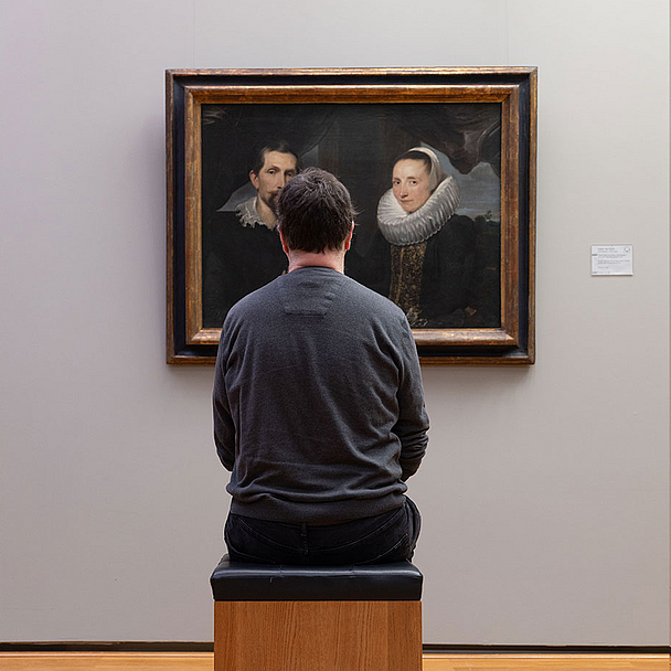 Redakteur Olaf Dellit vor dem Doppelporträt des Malers Frans Snyders und seiner Frau Margaretha de Vos aus dem Jahr 1621. 