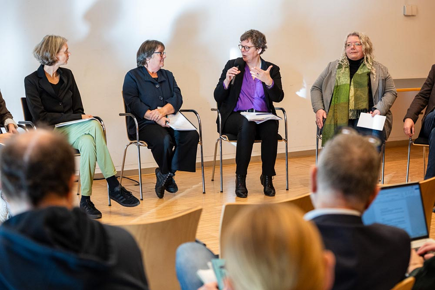 Pressegespräch zur Studie „Sexualisierte Gewalt durch einen hessischen evangelischen Gemeindepfarrer in den 1980er- Jahren“ Pressegespräch zur Studie „Sexualisierte Gewalt durch einen hessischen evangelischen Gemeindepfarrer in den 1980er- Jahren“