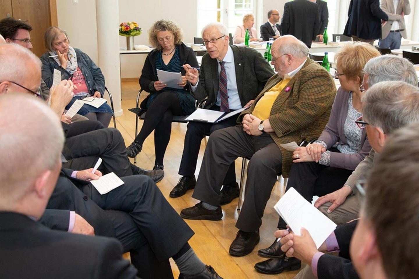 In Arbeitsgruppen wurden anschließend die Themen des Berichts vertieft und Konsequenzen diskutiert. (Foto: medio.tv/Schauderna)