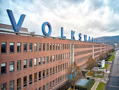 Unser Foto zeigt die markante Front des VW-Hauptwerks in Baunatal bei Kassel.