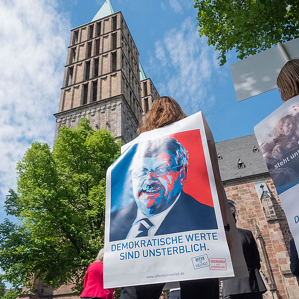 Gedenken an Walter Lübcke vor der Kasseler Martinskirche.