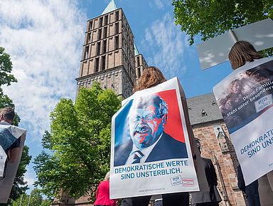 Gedenken an Walter Lübcke vor der Kasseler Martinskirche.