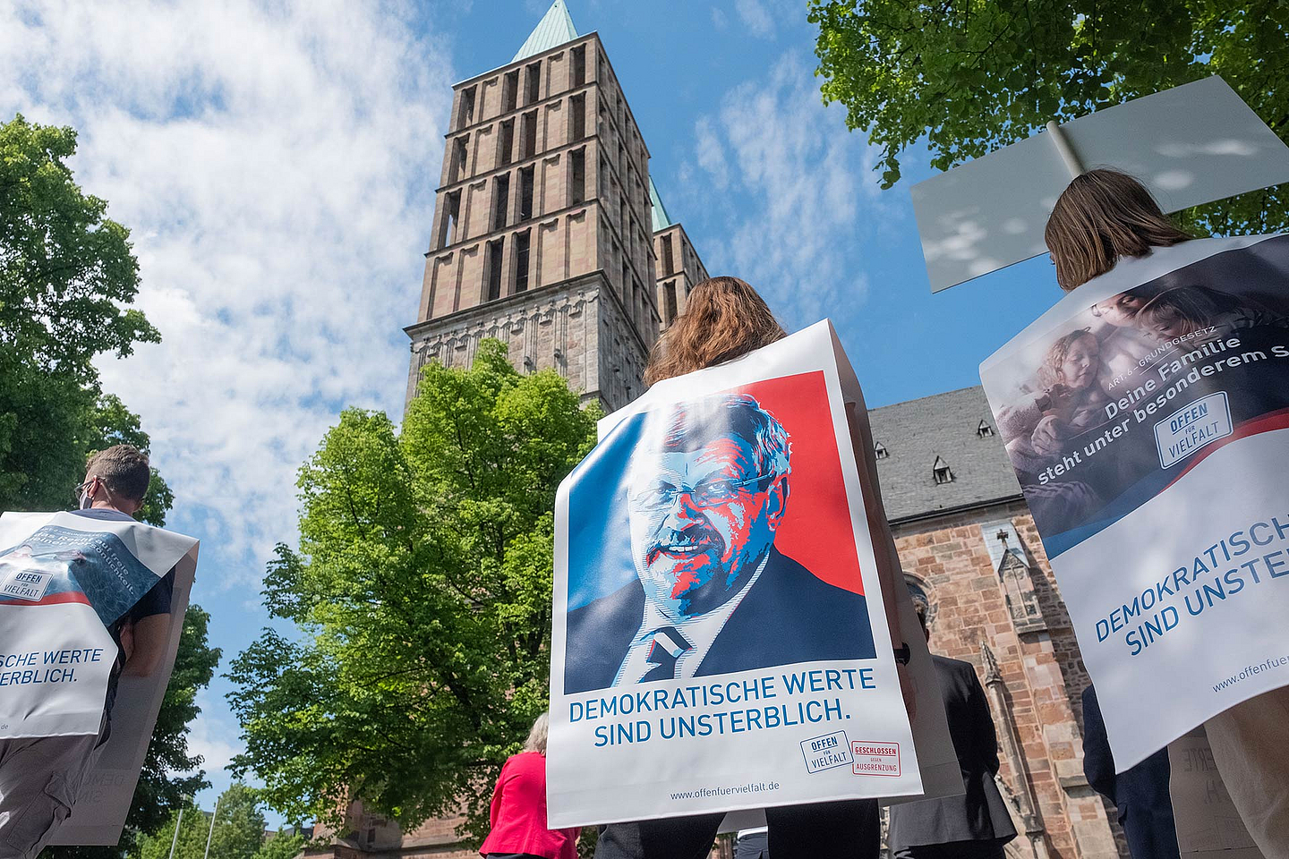 Gedenken an Walter Lübcke vor der Kasseler Martinskirche.