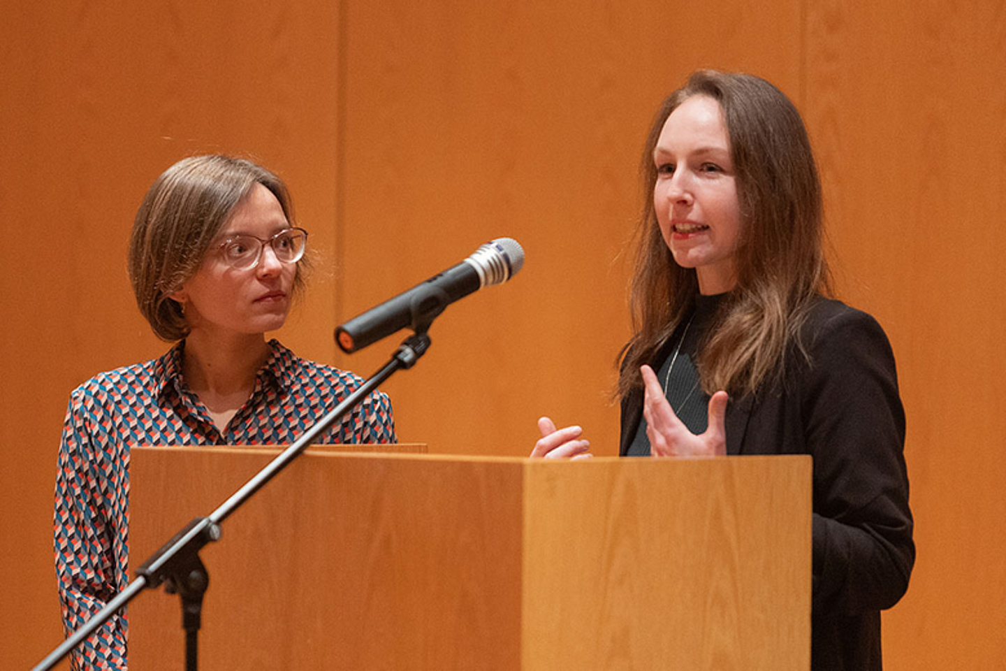 3. Preis: Valerie Schaub und Daria Neu (Redakteurinnen in der Stadt- bzw. Landkreisredaktion der HNA)  