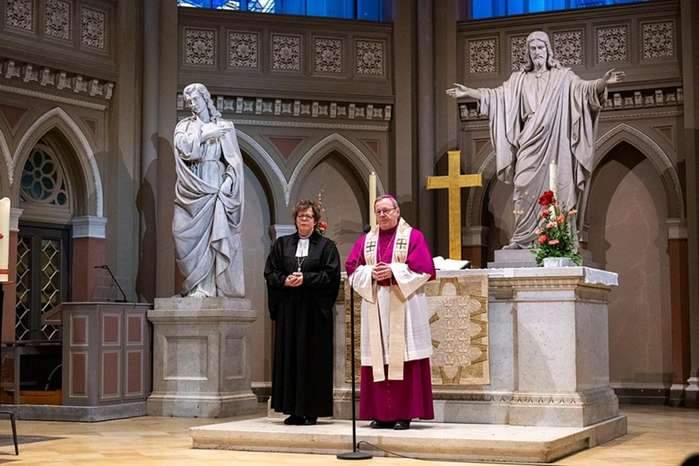 Vor der konstituierenden Sitzung feierten Bischöfin Dr. Beate Hofmann und Bischof Dr. Georg Bätzing in der Marktkirche in Wiesbaden einen ökumenischen Gottesdienst (Foto: Hessische Staatskanzlei / Stefan Krutsch)