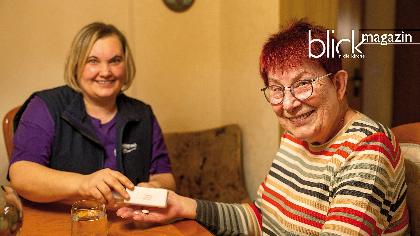 Genau abgezählt: Helga Dilling (rechts) bekommt von Kerstin Möller die richtigen Tabletten für den Abend