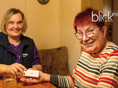 Genau abgezählt: Helga Dilling (rechts) bekommt von Kerstin Möller die richtigen Tabletten für den Abend