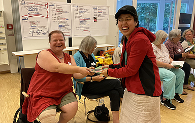 Die Freiwillige Hsueh Li-wen aus Taiwan (rechts) auf einer WGT-Werkstatt