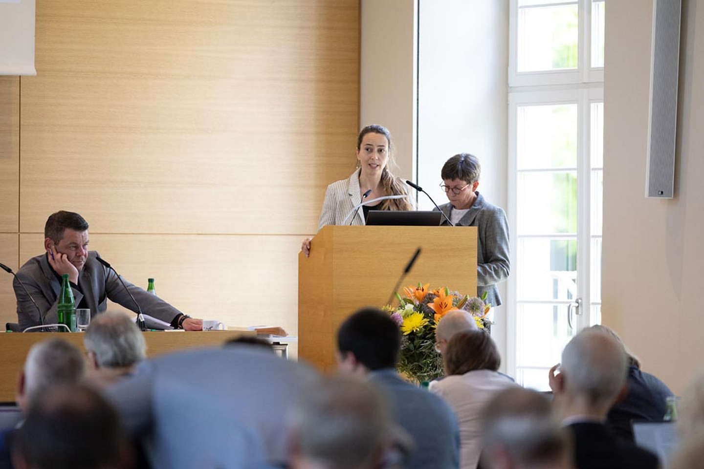 Maya Natour (l.) und Dr. Gudrun Neebe (Bildungsdezernentin der Evangelischen Kirche von Kurhessen-Waldeck)
