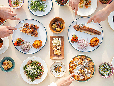 Im Islam ist Fastenbrechen der abendliche Abschluss eines Fastentages im Ramadan und beginnt mit dem Abendgebet. Traditionell wird das Fasten mit einer Dattel oder mit Wasser gebrochen. Mit dem Fest des Fastenbrechens (Id al‑Fitr) endet der Ramadan. Unser Foto zeigt einen Tisch mit Tellern, auf denen arabische Spezialitäten angeboten werden. 