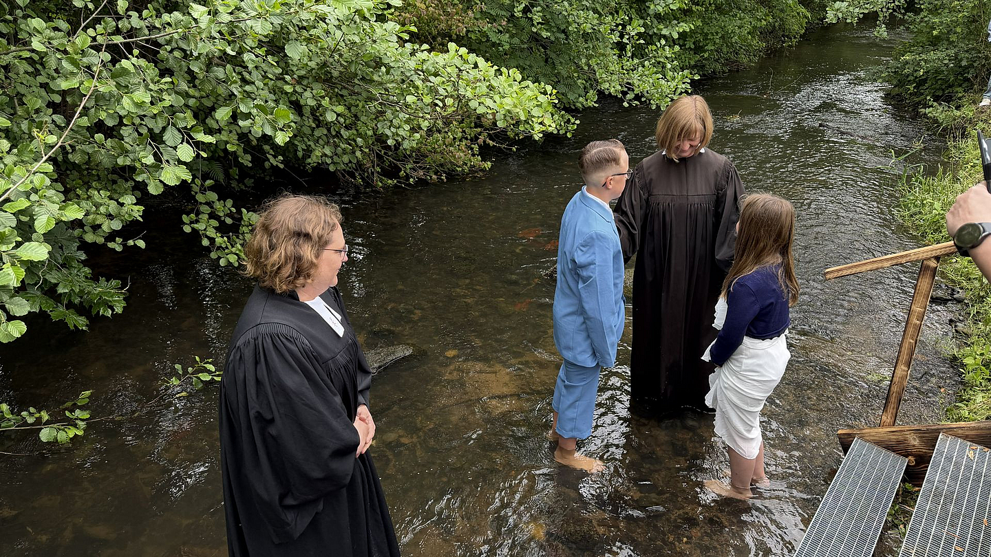 Pfarrerin Doreen Göbel (l.) und Pfarrerin Gudrun Ostheim mit zwei Täuflingen in der Efze Pfarrerin Doreen Göbel (l.) und Pfarrerin Gudrun Ostheim mit zwei Täuflingen in der Efze