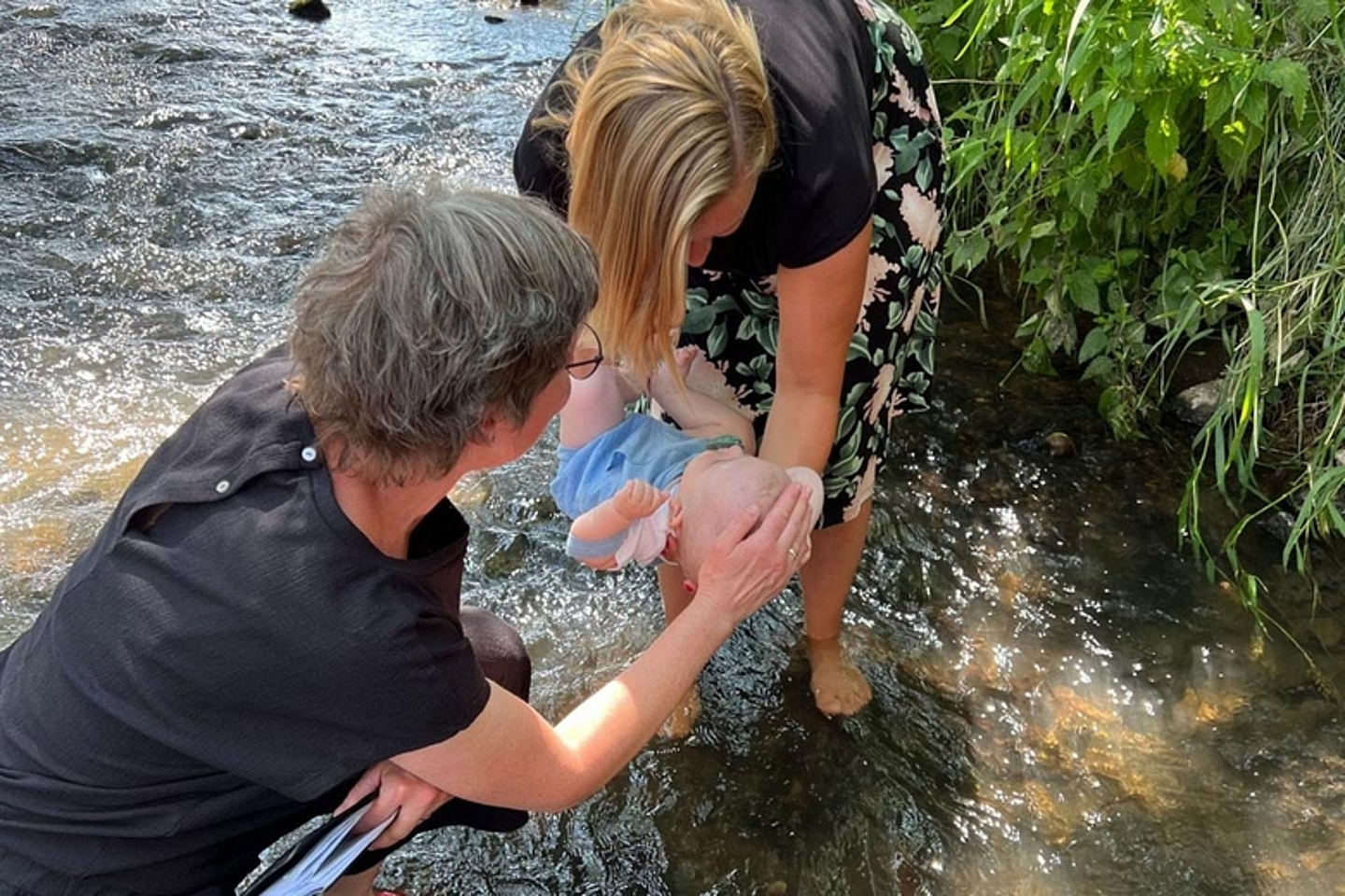 Tauffest und Tauferinnerung an der Efze in Unshausen. (Foto-Quelle: Pfarrerin Sabine Koch) 
