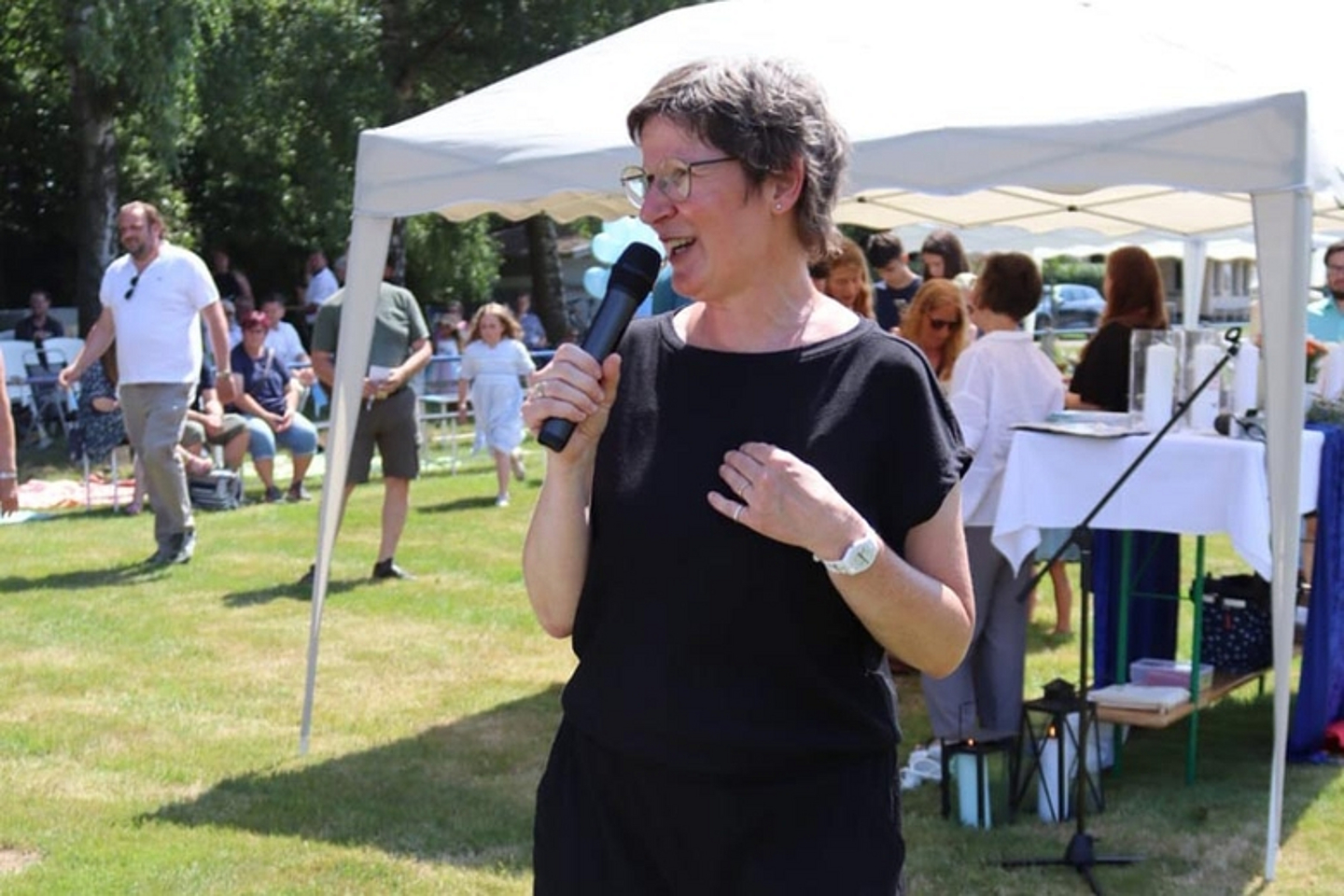 Tauffest und Tauferinnerung an der Efze in Unshausen. (Foto-Quelle: Pfarrerin Sabine Koch) 