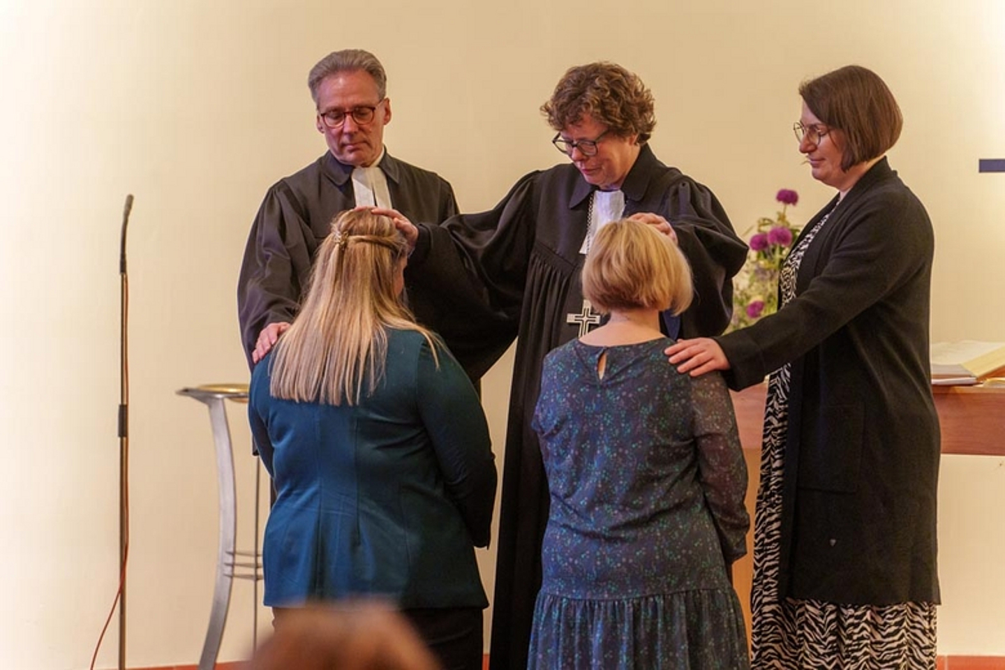 Pfarrer Maik Dietrich-Gibhardt (Hephata), Bischöfin Prof. Dr. Beate Hofmann (EKKW) und Referentin der Diakonischen Gemeinschaft Hephata, Diakonin Kathrin Rühl, beim Einsegnungsgottesdienst. (Foto: Hephata-Archiv/Stefan Betzler)