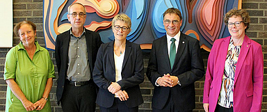 Würdigten 51 Jahre Evangelische Hochschule Darmstadt (v.l.):  Bürgermeisterin Barbara Akdeniz, Prof. Dr. Willehad Lanwer (Präsident der EHD), Prof. Dr. Renate Kirchhoff (Vorsitzende der Rektorenkonferenz evangelischer Fachhochschulen) Kirchenpräsident Dr. Volker Jung (EKHN) und Bischöfin Dr. Beate Hofmann (EKKW) (Foto: EKHN/Rahn)