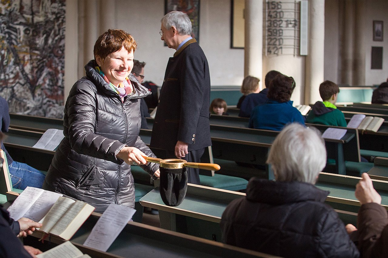 Einsammeln der Kollekte während eines Gottesdienstes