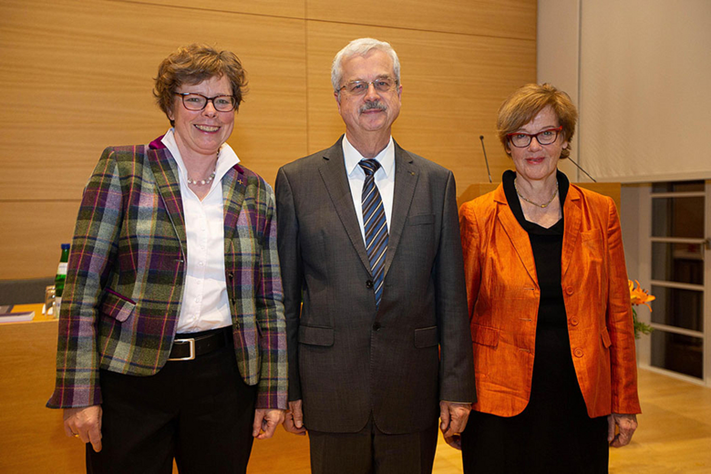 v.l.: Bischöfin Dr. Hofmann, Präses Kirchenrat Dr. Dittmann und Präsidentin Dr. h.c. Füllkrug-Weitzel in Hofgeismar. (Foto: medio.tv/Schauderna)