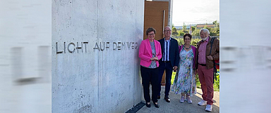 Bischöfin vor Ort (v.l.): Dr. Hofmann mit Pfarrer Klaus-Dieter Inerle (Kirchengemeinde Lohfelden), Dekanin Carmen Jelinek (Kirchenkreis Kaufungen) und Pfarrer i. R. Willi Stiel, der die Autobahnkapelle ehrenamtlich leitet. (Foto: privat)