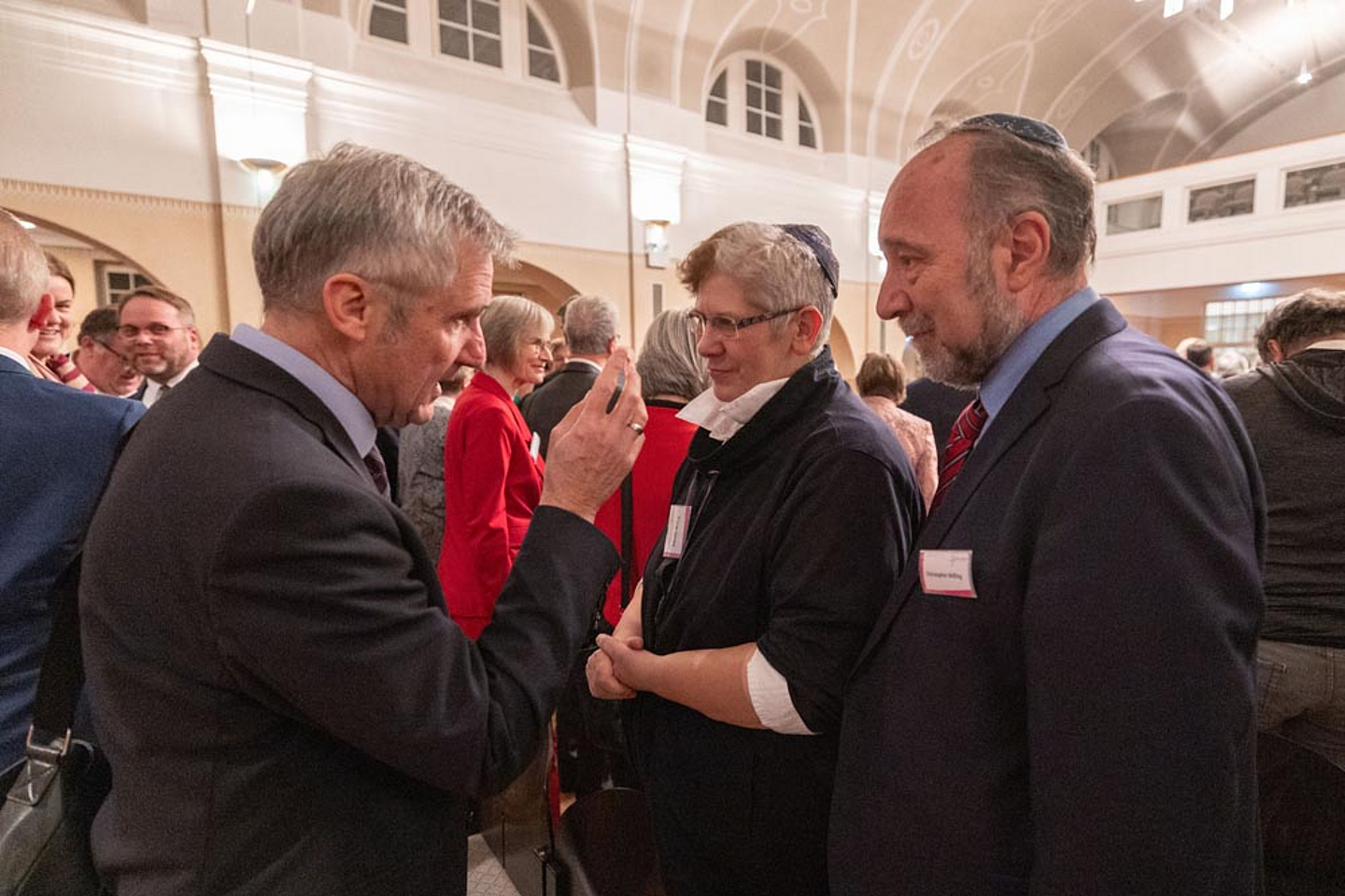 Gastredner Frank Richter (l.) im Gespräch mit Christopher und Annette Willing von der jüdischen Gemeinde Emet weSchalom Felsberg Gastredner Frank Richter (l.) im Gespräch mit Christopher und Annette Willing von der jüdischen Gemeinde Emet weSchalom Felsberg