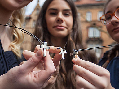 Gemeinsames Zeichen der frisch Konfirmierten: ein Kreuz an einem Lederband. Unser Archivfoto zeigt eine Konfirmation in der Kasseler Friedenskirchengemeinde.