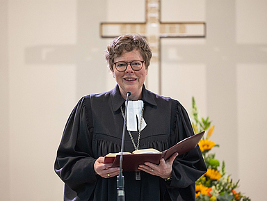 Bischöfin Dr. Beate Hofmann im Eröffnungsgottesdienst in der Brunnenkirche in Hofgeismar