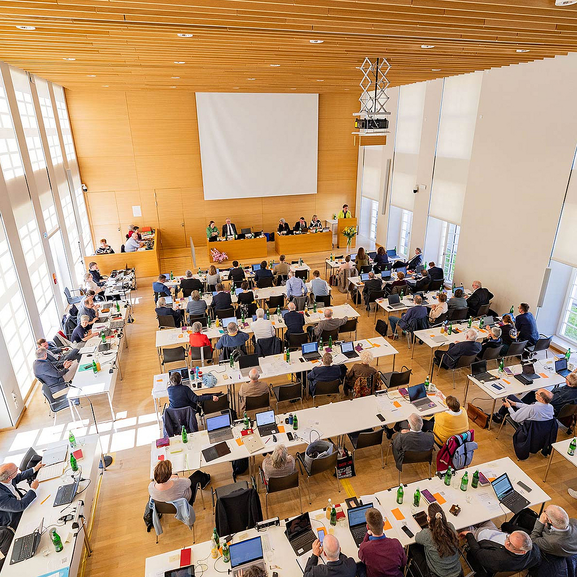 Blick in den Synodalsaal der Evangelischen Tagungsstätte in Hofgeismar