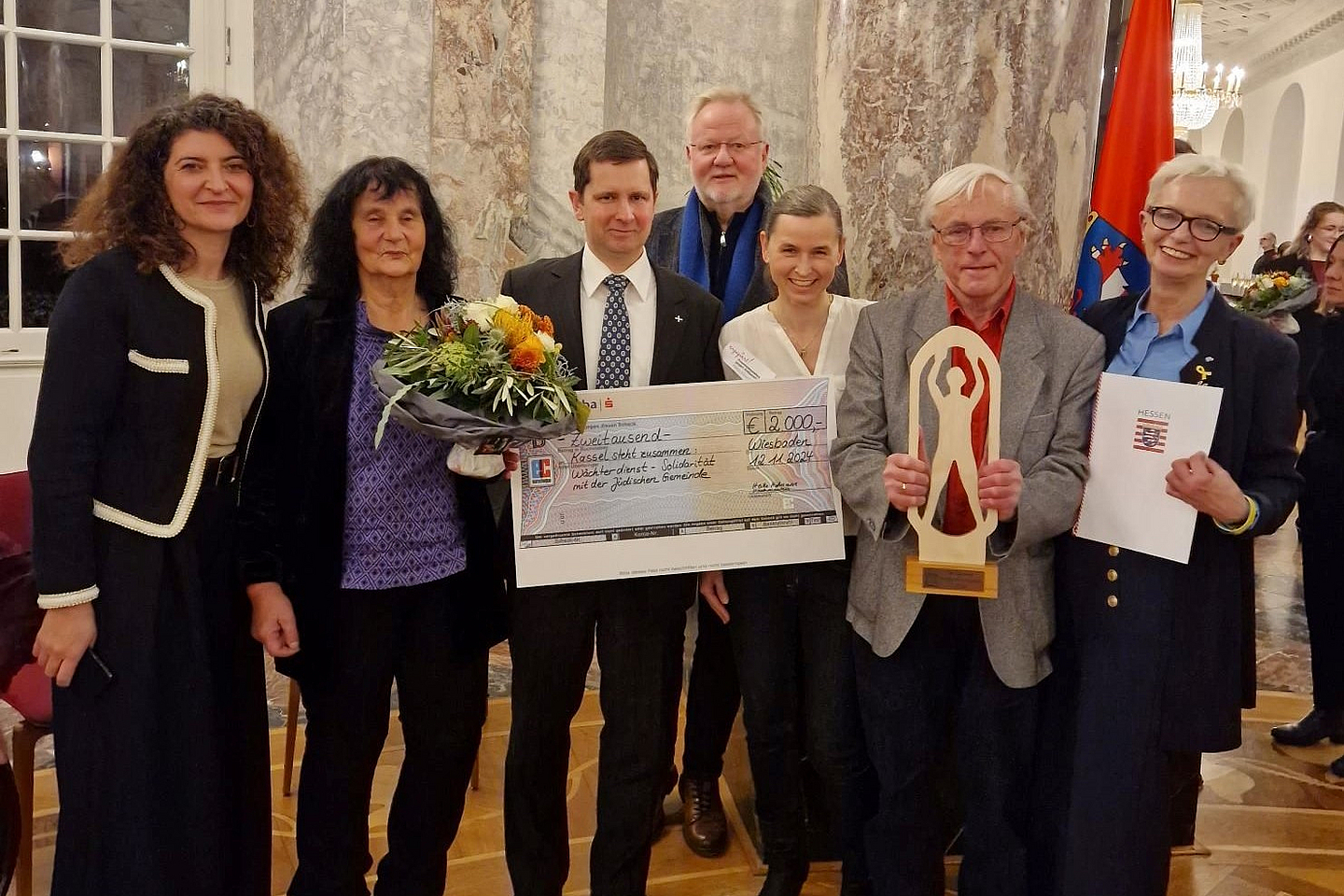Freuen sich über die Auszeichnung: (v.l.) Teslihan Ayalp, Integrationsbeauftragte der Stadt Kassel, Brigitte (Aktive beim Wächterdienst), Dekan Dr. Michael Glöckner, Pfarrer Reinhard Brand, Dr. Katrin Juschka, Freiwilligenmanagerin beim Evangelischen Stadtkirchenkreis Kassel, Lars und Silvia (Aktive beim Wächterdienst).
Foto: Evangelischer Stadtkirchenkreis Kassel 