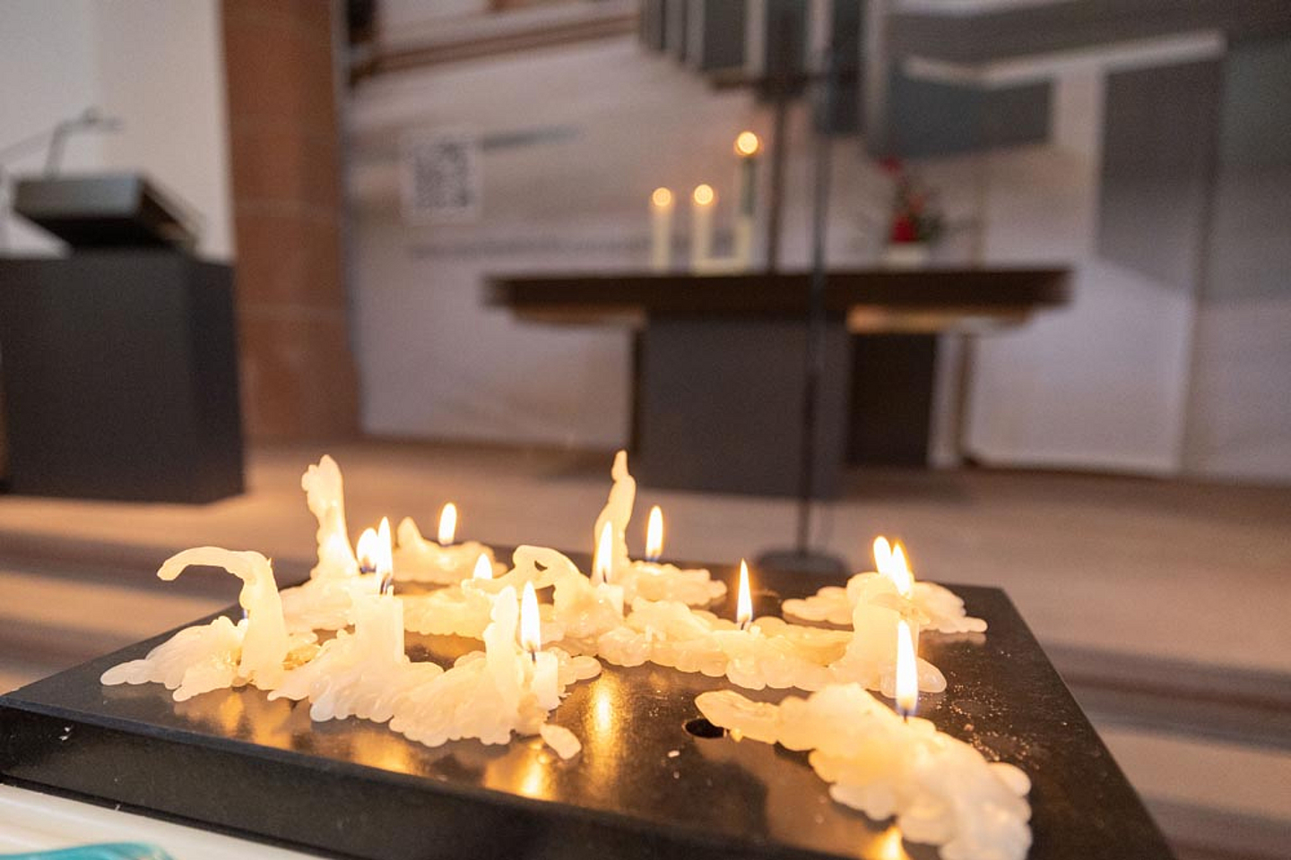 Für die Opfer wurden im Gottesdienst Kerzen entzündet