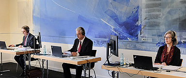 Das Präsidium im Haus der Kirche in Kassel: Präses Dr. Thomas Dittmann (Mitte), Dr. Isabel Schneider-Wölfinger (1. Beisitzerin) und Dr. Volker Mantey (2. Beisitzer) führen abwechselnd durch die Tagung. (Foto: medio.tv/Schauderna)