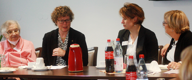Bischöfin Beate Hofmann (2.v.l.) im Gespräch mit Sylvia Kuznia (3.v.l.), Leiterin der Kasseler Seniorenwohnanlage am Lindenberg, Pfarrerin Birgit Inerle (4.v.l.) und Senioren und Seniorinnen im Ethikcafé (Foto: medio.tv/Kothe)