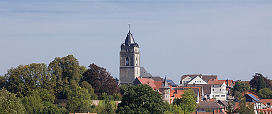 Die Kirche liegt mitten in Wolfhagen und ist umgeben von Fachwerkhäusern. Ihr Turm ist schon von Weitem sichtbar – für manch einen heißt der Blick aus der Ferne auf den Turm: Gleich bin ich Zuhause. (Foto: medio.tv/Schauderna)