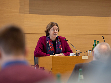 Finanzbericht vor der Synode: Vizepräsidentin Dr. Katharina Apel 