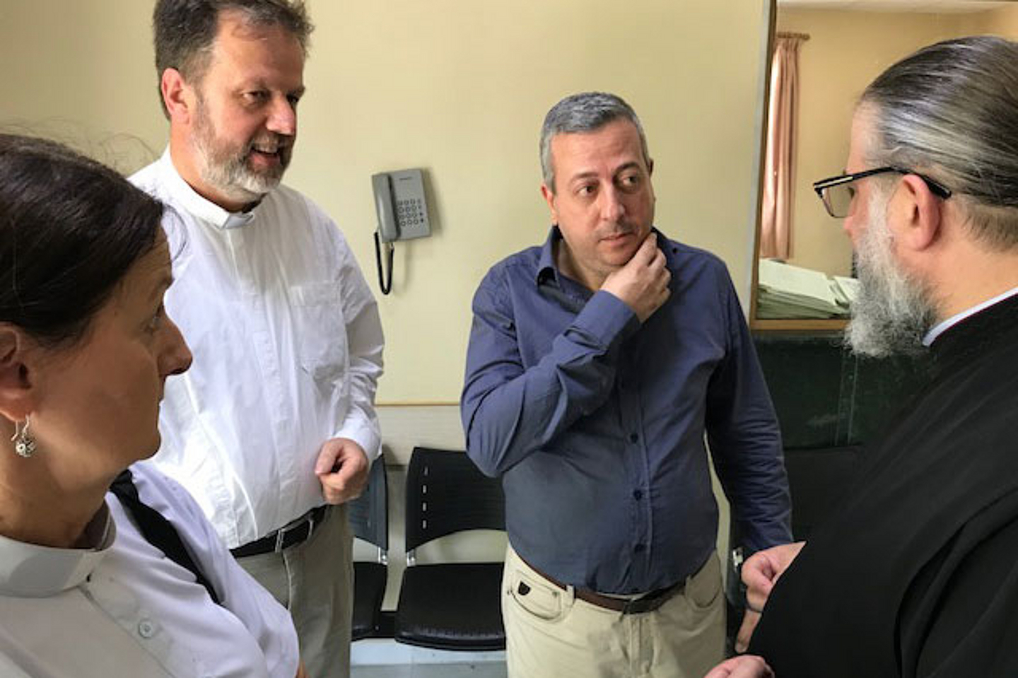 Brinkmann-Weiß (l.) und Lückhoff im Gespräch mit dem leitenden Arzt der Klinik (2.v.r). (Foto: privat)