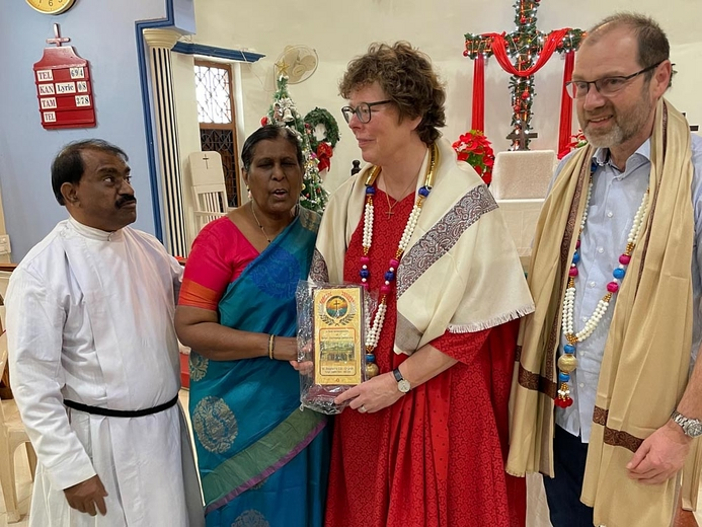Am 13. Januar: Gemeinde in Hospet: Ehrung der deutschen Delegation. (Foto: Müller)