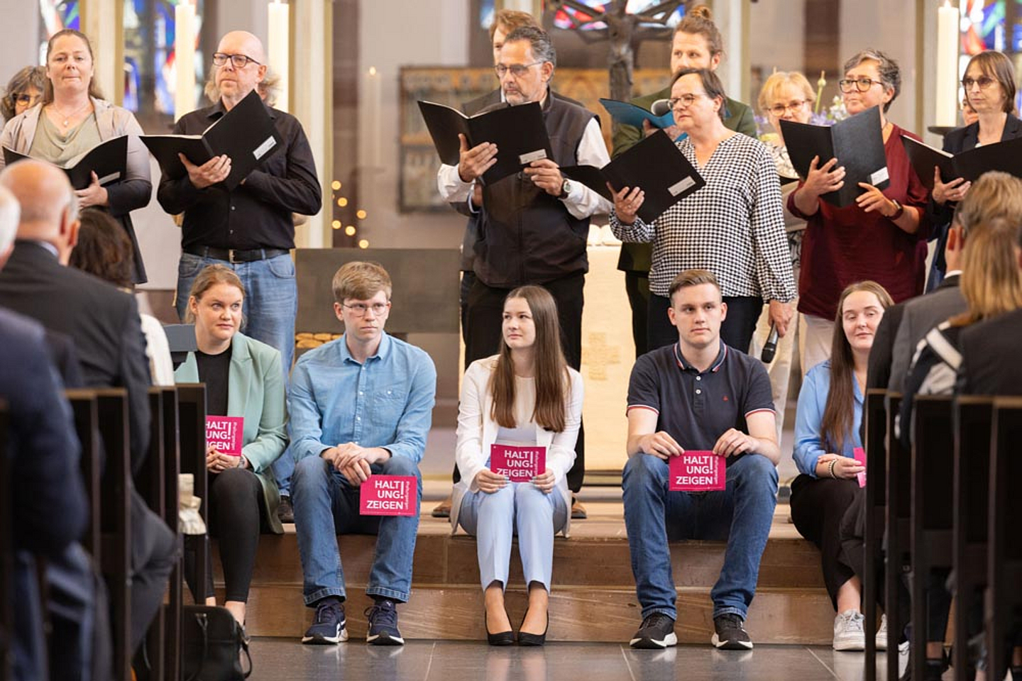 Untermalt wurde die Feier vom Chor des Regierungspräsidiums sowie von Auszubildenden und Anwärterinnen und Anwärtern der Behörde. 