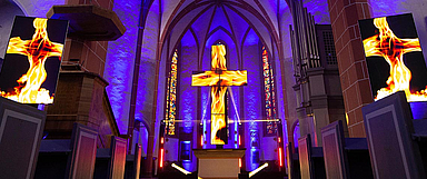 Eines der Hessentags-Highlights: Die zur Feuerkirche umgestaltete Stadtkirche. Besucher mussten wegen Überfüllung teils auf die nächste Vorstellung der multimedialen Feuershow vertröstet werden. So groß war das Interesse. (Foto: medio.tv/Schauderna)