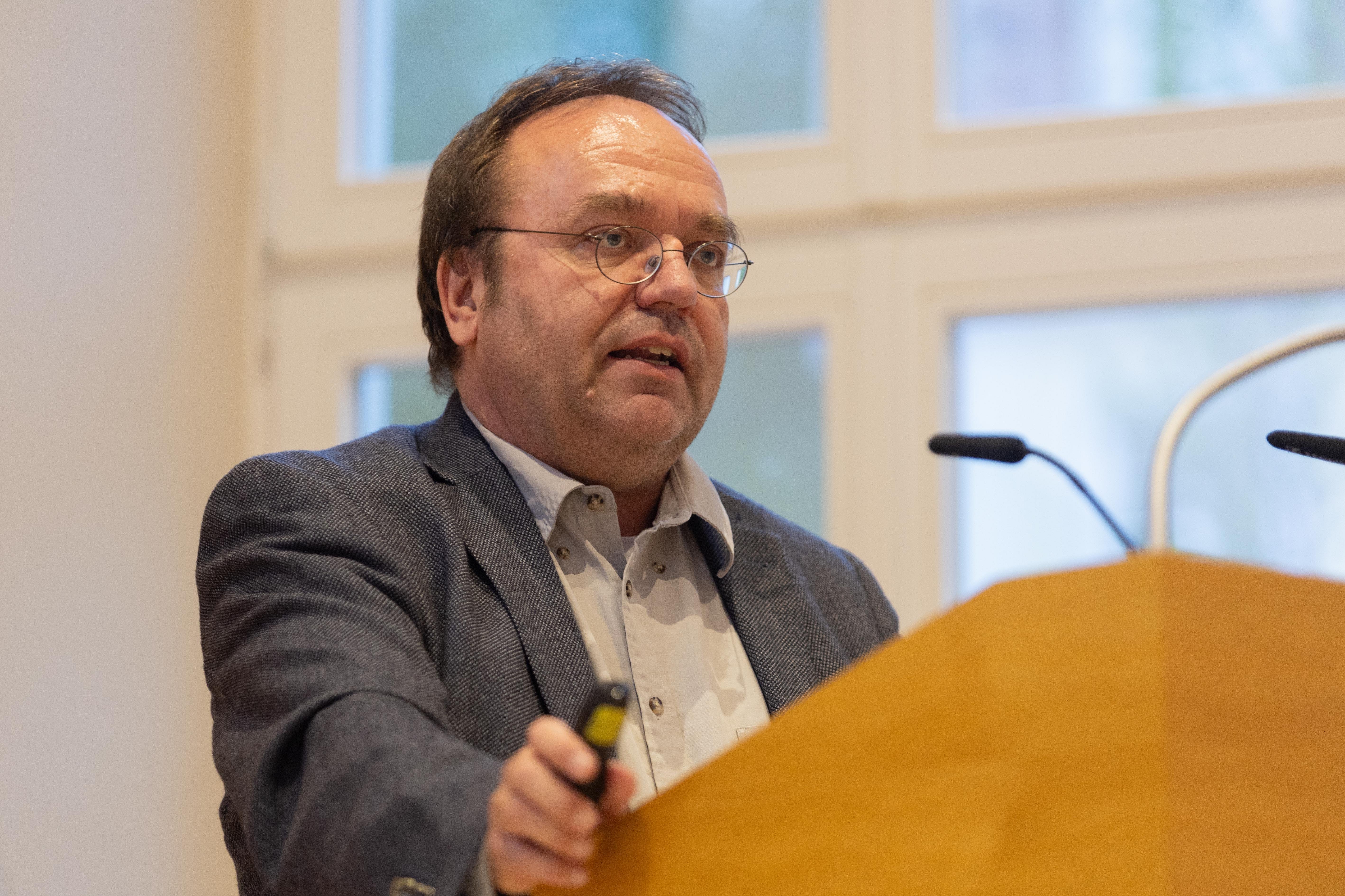 Prof. Dr. Stefan Vogt - Abendvortrag vor der Synode zum Thema „Zerbrechliche Nachbarschaft - Gedenkbuch der Synagogen und jüdischen Gemeinden in Hessen“