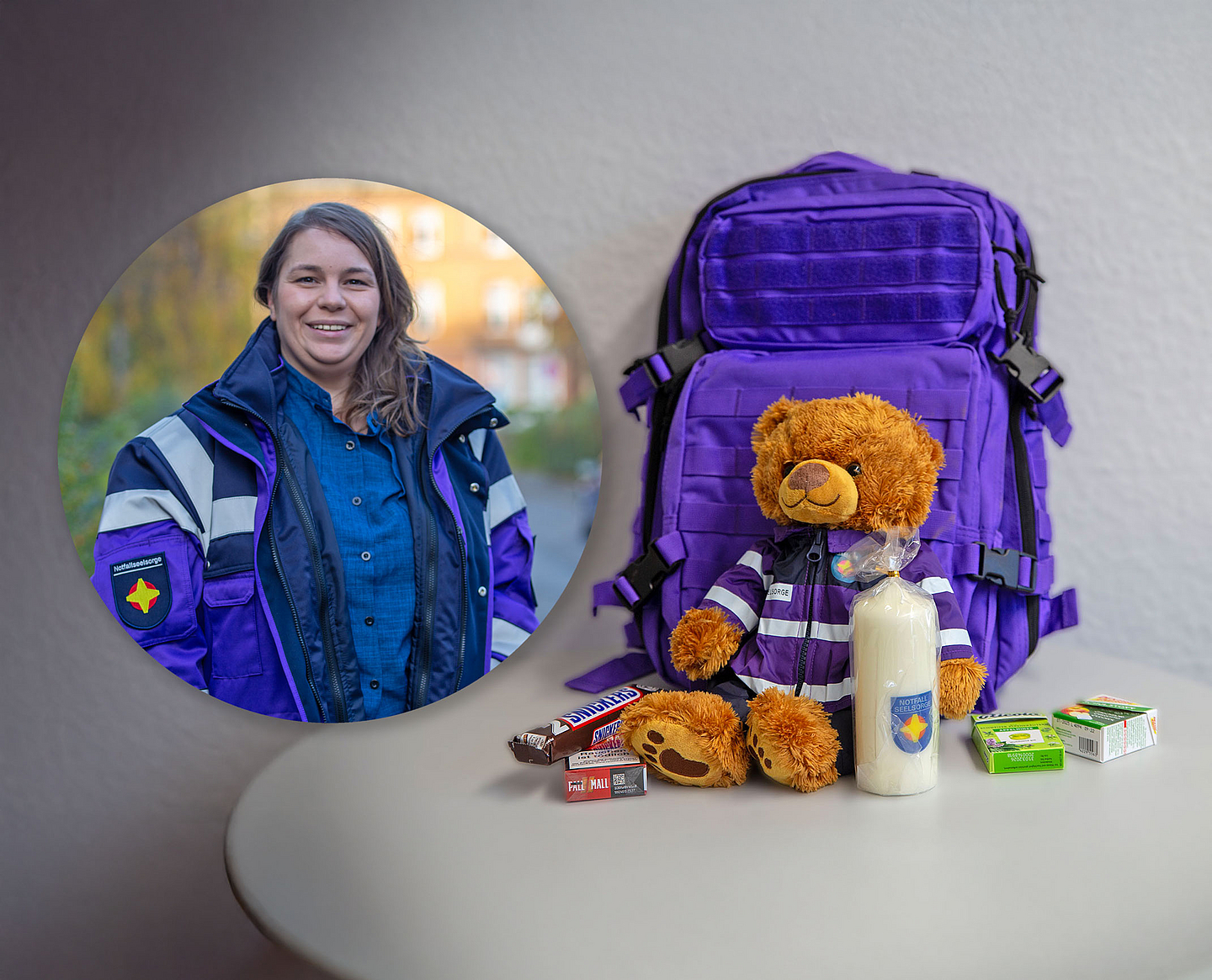 Traubenzucker, Bonbons, Schokoriegel, ein Teddybär in lilafarbener Jacke, eine Kerze mit aufgedrucktem Kreuz und eine Packung Zigaretten